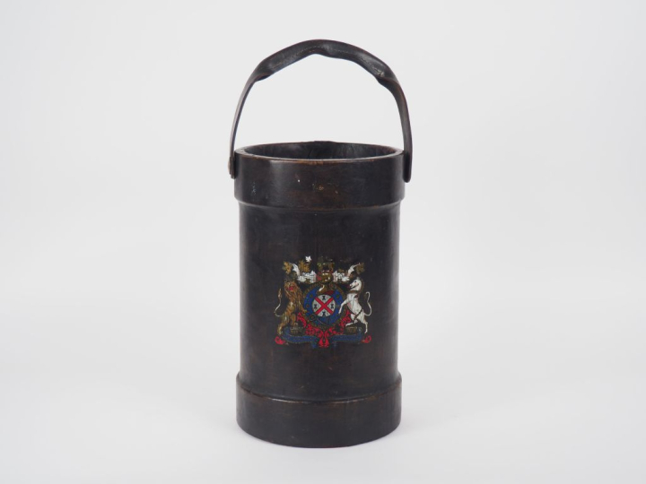 Seau à charbon anglais XIXème, gainé de cuir et orné d'un blason. Dim.