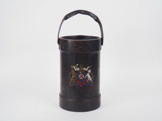 Vente aux enchères Seau à charbon anglais XIXème, gainé de cuir et orné d'un blason. Dim.