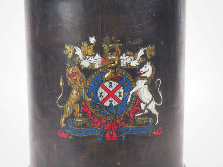 Seau à charbon anglais XIXème, gainé de cuir et orné d'un blason. Dim.