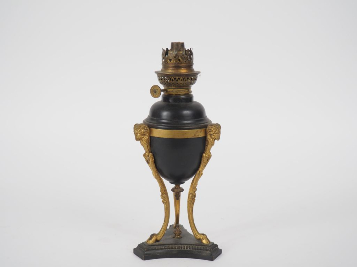 Lampe à pétrole début XIXème en tôle verte et bronze doré, à décor de 