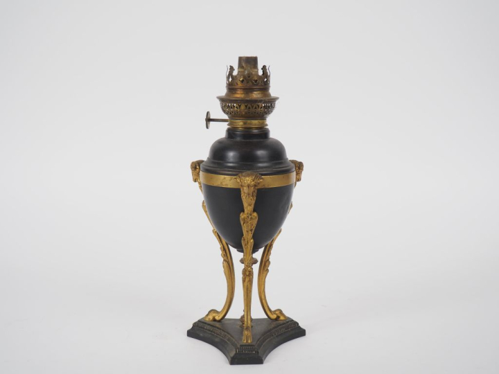 Lampe à pétrole début XIXème en tôle verte et bronze doré, à décor de 