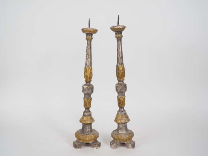 Paire de pique-cierges XIXème, en bois sculpté à décor peint et doré d