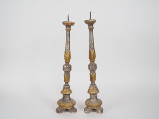 Vente aux enchères Paire de pique-cierges XIXème, en bois sculpté à décor peint et doré d