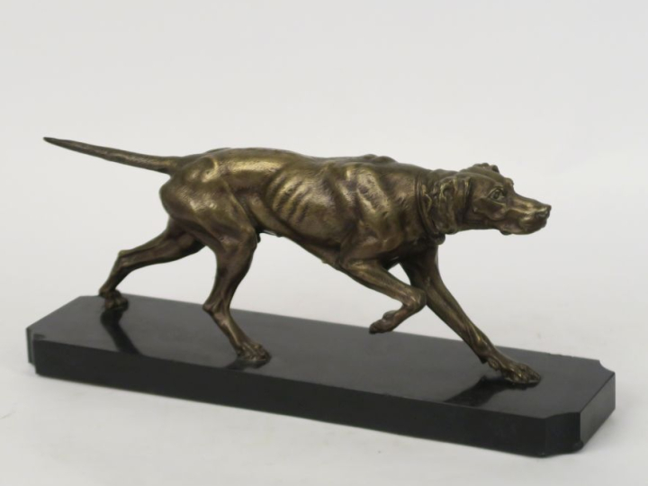 Jules MOIGNEZ. "Chien de chasse". Sculpture en bronze sur un socle en 