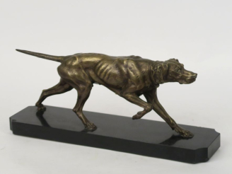 Vente aux enchères Jules MOIGNEZ. "Chien de chasse". Sculpture en bronze sur un socle en 