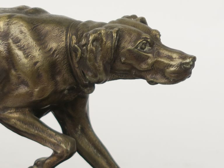 Jules MOIGNEZ. "Chien de chasse". Sculpture en bronze sur un socle en 