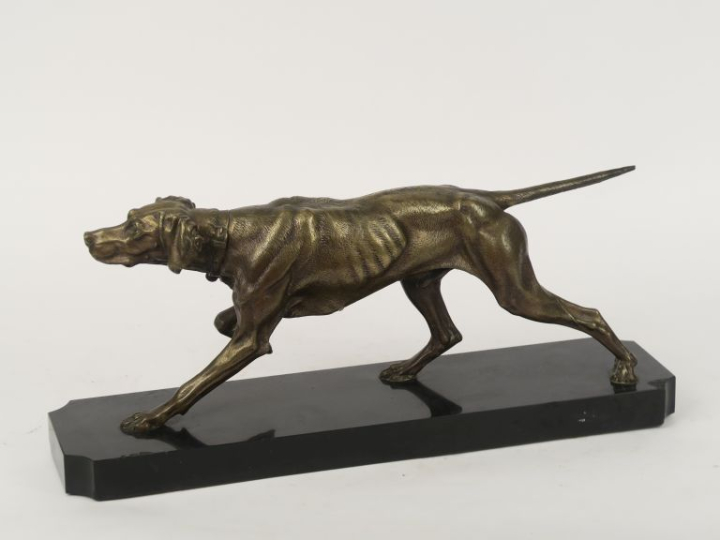 Jules MOIGNEZ. "Chien de chasse". Sculpture en bronze sur un socle en 