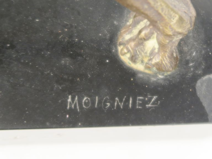 Jules MOIGNEZ. "Chien de chasse". Sculpture en bronze sur un socle en 