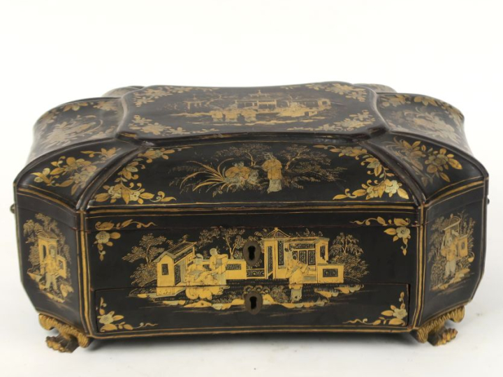 Coffret à couture Napoléon III de style Extrême-orient en bois laqué e