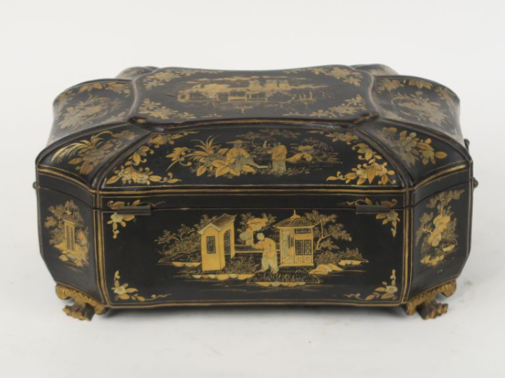 Coffret à couture Napoléon III de style Extrême-orient en bois laqué e