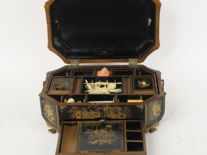 Coffret à couture Napoléon III de style Extrême-orient en bois laqué e