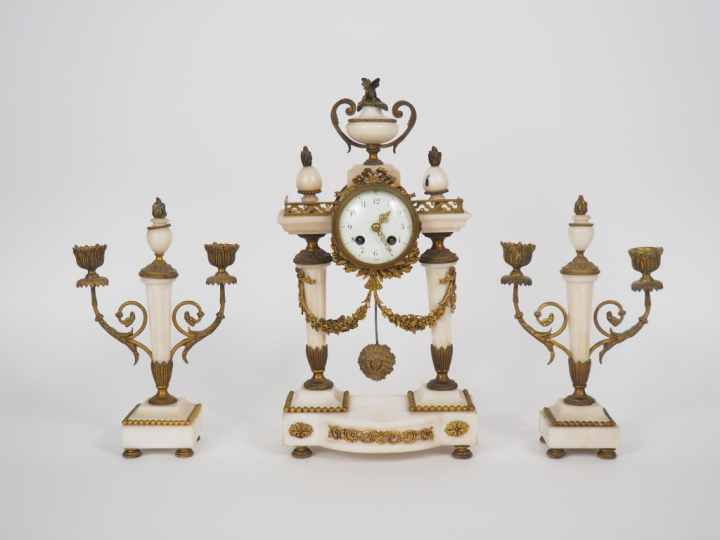 Garniture de cheminée fin XIXème - début Xxème en albâtre et bronze à 