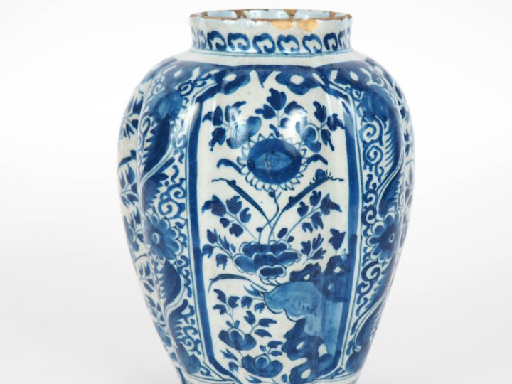 Potiche XVIIIème en faïence de Delft à décor bleu blanc de fleurs et d