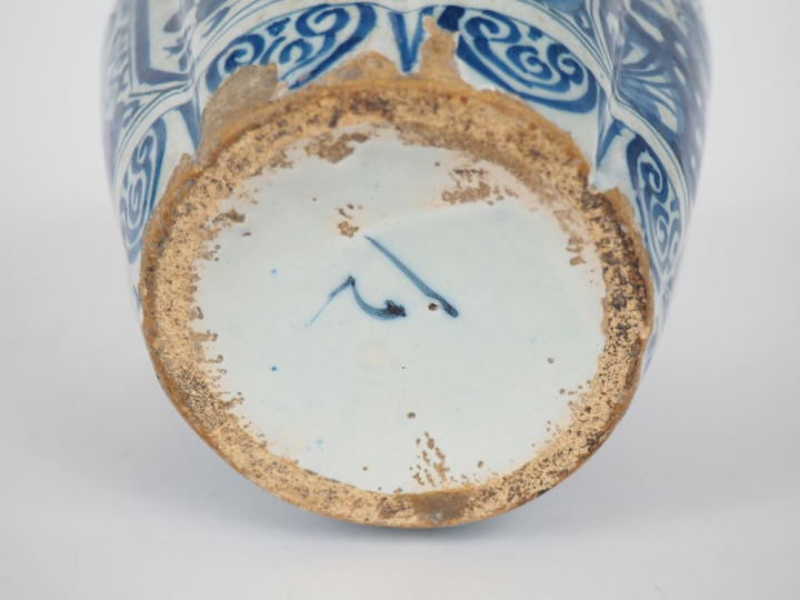 Potiche XVIIIème en faïence de Delft à décor bleu blanc de fleurs et d