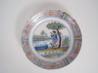 Vente aux enchères Assiette XVIIIème en faïence de Delft à décor polychrome figurant un c
