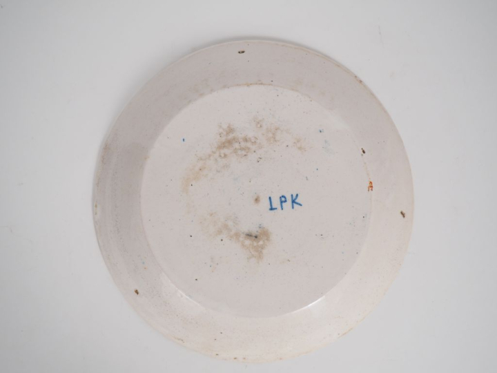 Assiette XVIIIème en faïence de Delft à décor polychrome figurant un c