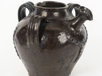 Vente aux enchères Jarre à huile en terre vernissée noire, à trois anses ajourées.  H. 30