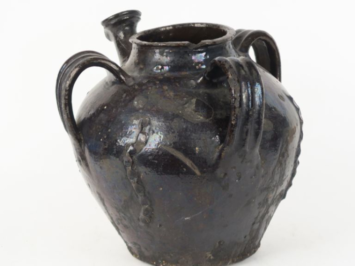Jarre à huile en terre vernissée noire, à trois anses ajourées.  H. 30