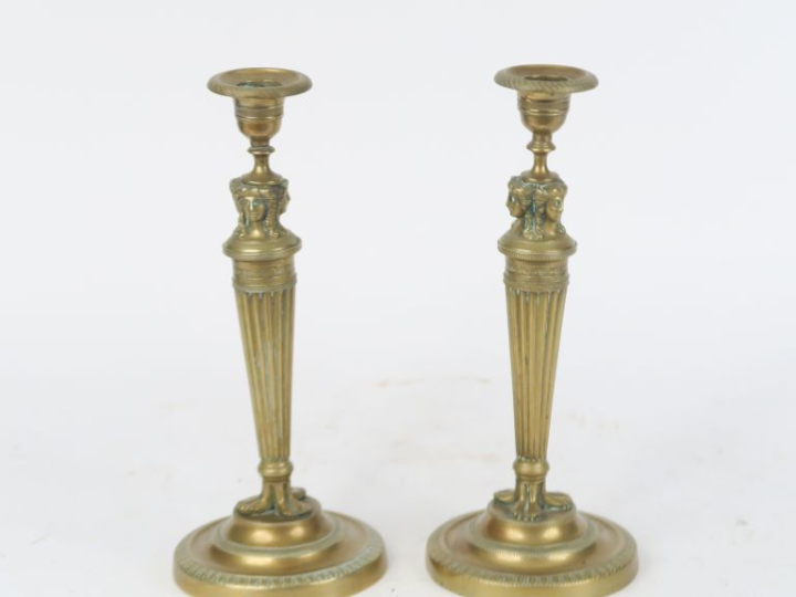 Paire de flambeaux Napoléon III de style Louis XVI, en laiton, à décor