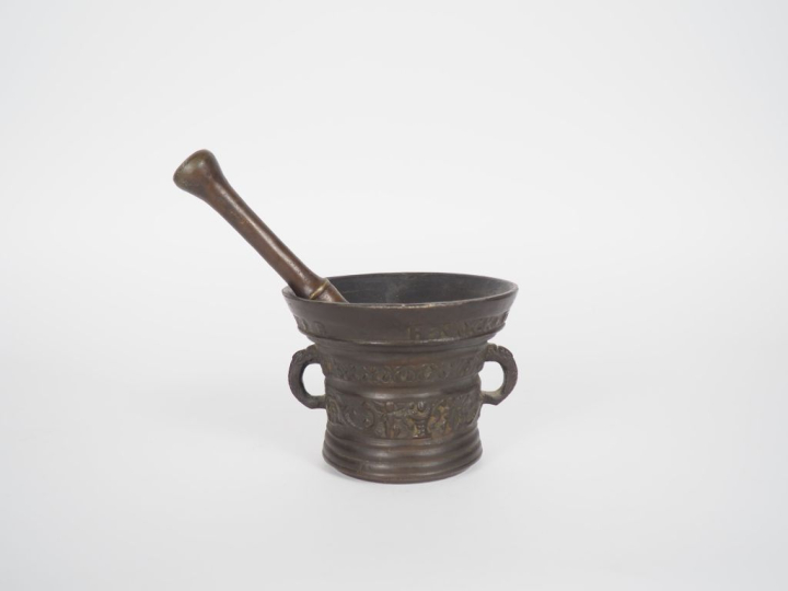 Mortier et son pilon en bronze, à décor d'inscriptions et personnages 
