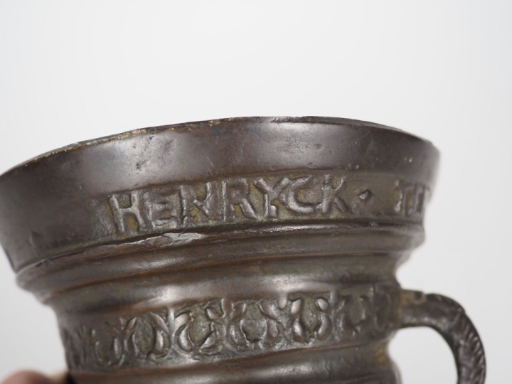 Mortier et son pilon en bronze, à décor d'inscriptions et personnages 