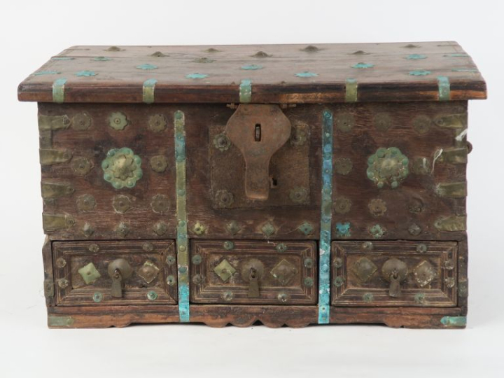 Coffre de voyage en bois naturel et ornementation de laiton à décor de