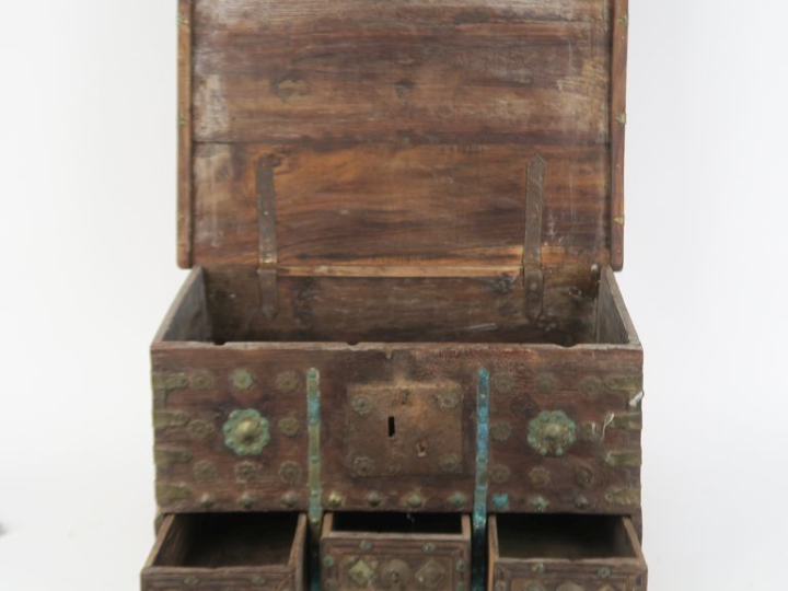 Coffre de voyage en bois naturel et ornementation de laiton à décor de