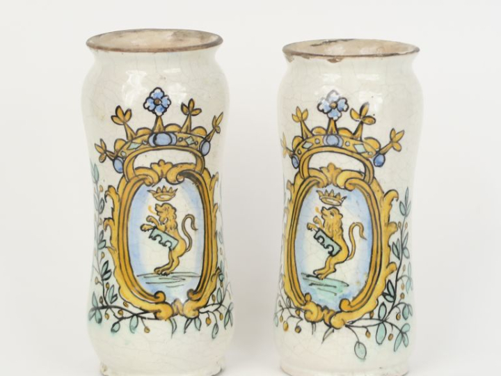 Paire d'albarelli XVIIIème en faïence polychrome à décor d'armoiries. 