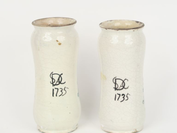 Paire d'albarelli XVIIIème en faïence polychrome à décor d'armoiries. 