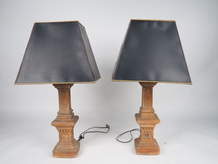 Paire de lampes en terre cuite en forme de colonne, abat-jours noirs. 