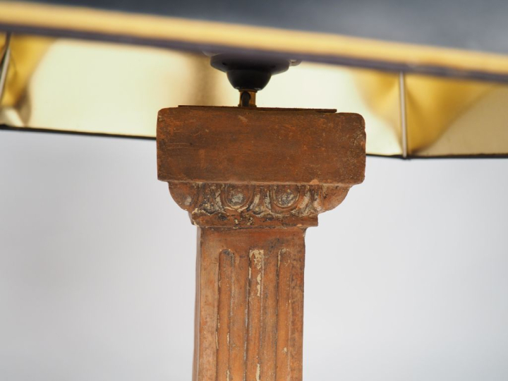 Paire de lampes en terre cuite en forme de colonne, abat-jours noirs. 