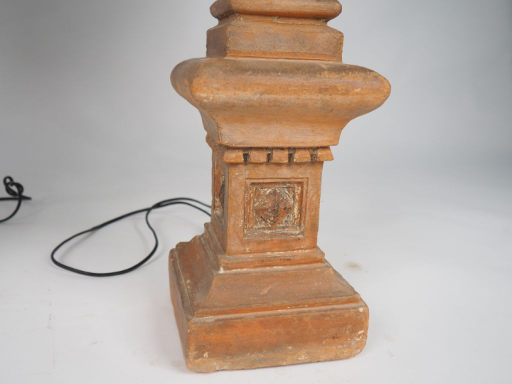 Paire de lampes en terre cuite en forme de colonne, abat-jours noirs. 