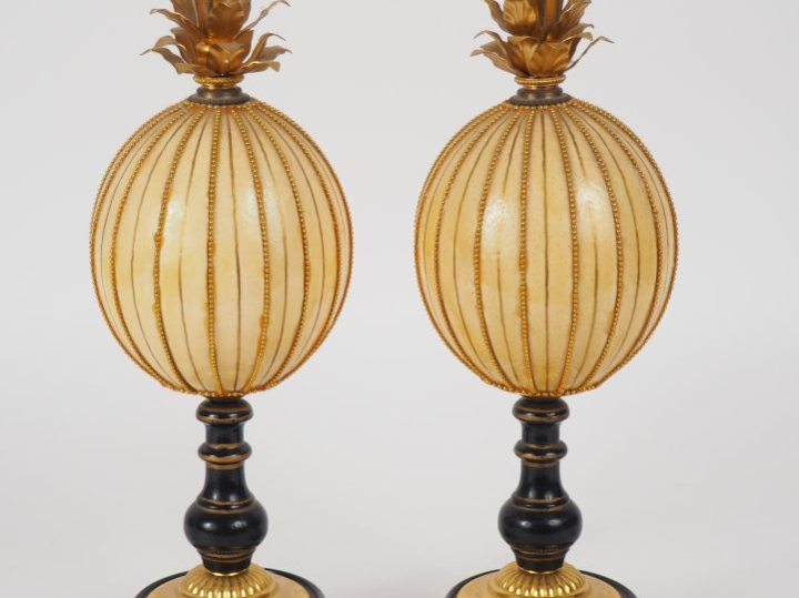 Paire de lampes "ananas" en œuf d'autruche monté en métal doré et bois