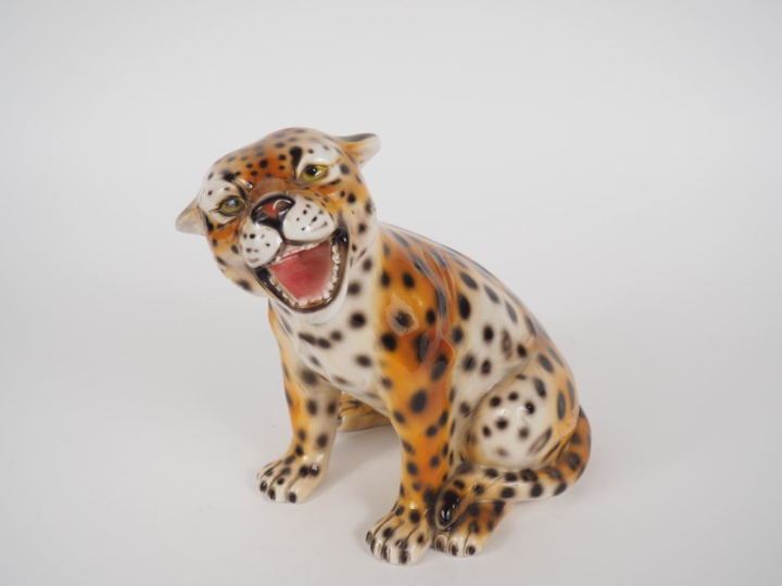 Léopard XXème en céramique polychrome italienne.  Dim. 27 x 28 cm.