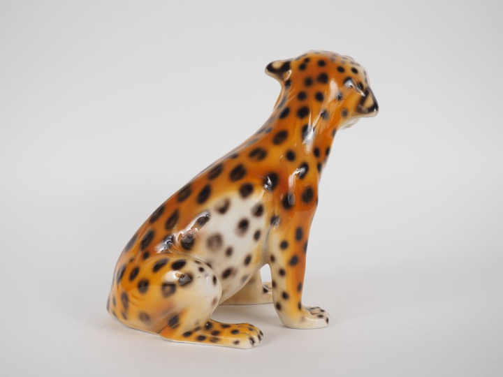 Léopard XXème en céramique polychrome italienne.  Dim. 27 x 28 cm.