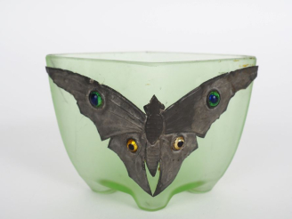 Vente aux enchères Vide-poche XXème en verre sablé et application d'étain à décor de papi