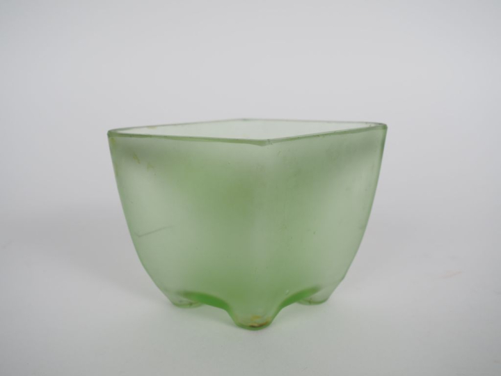 Vide-poche XXème en verre sablé et application d'étain à décor de papi