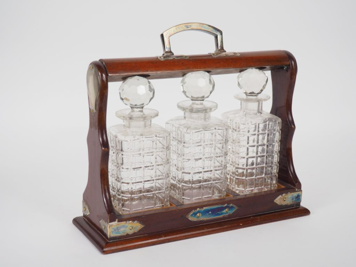 Cave à liqueur en bois, métal argenté et cristal, comprenant 3 flacons