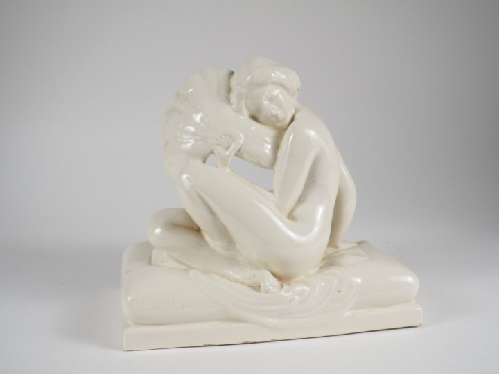 PHILIPPE. "Elegante à l'éventail de plume". Sujet en céramique craquel