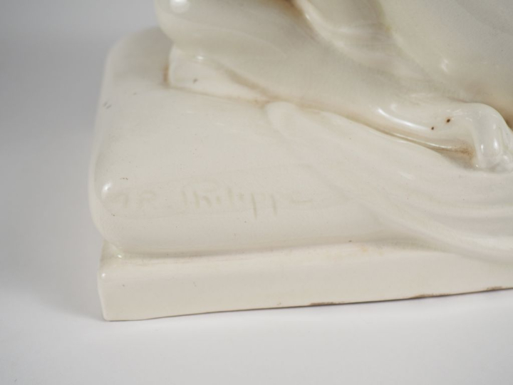 PHILIPPE. "Elegante à l'éventail de plume". Sujet en céramique craquel