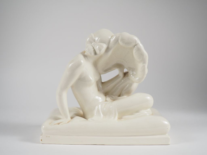 PHILIPPE. "Elegante à l'éventail de plume". Sujet en céramique craquel