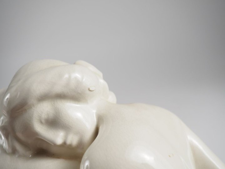 PHILIPPE. "Elegante à l'éventail de plume". Sujet en céramique craquel