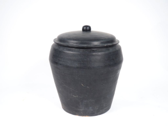 Vente aux enchères Grand pot décoratif Xxème en bois peint. Dim. 58 x 49 cm.