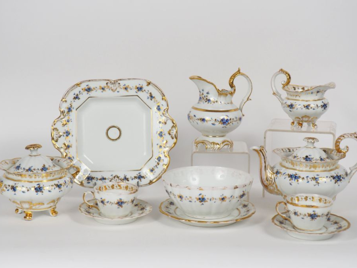 Partie de service à thé en porcelaine de Paris à décor polychrome et d