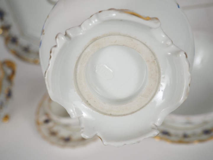 Partie de service à thé en porcelaine de Paris à décor polychrome et d