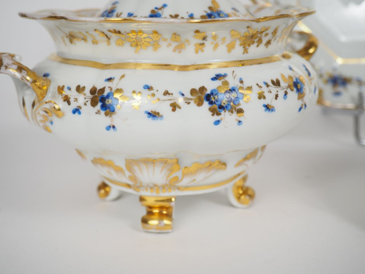 Partie de service à thé en porcelaine de Paris à décor polychrome et d