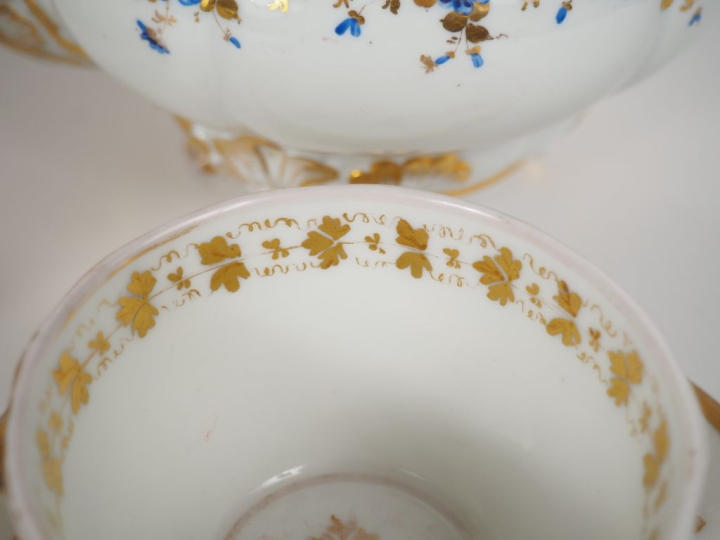 Partie de service à thé en porcelaine de Paris à décor polychrome et d