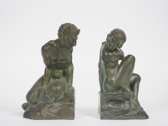 Vente aux enchères Alfred GILBERT. "Faune et nymphe". Paire de serre-livres en bronze à p