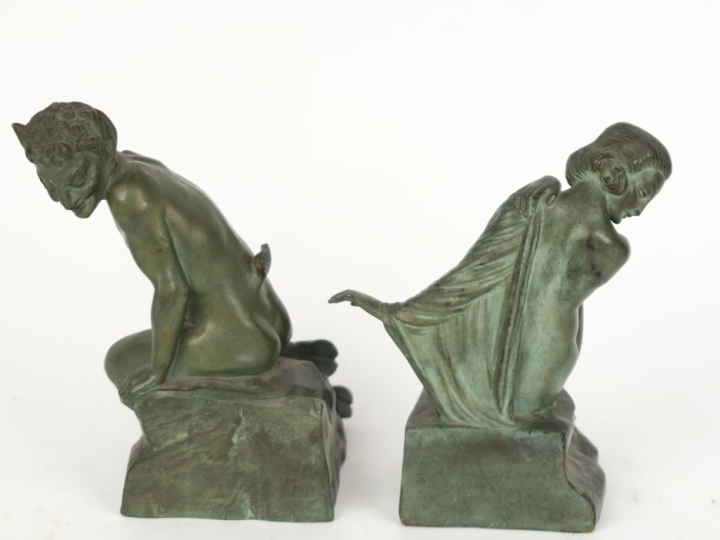 Alfred GILBERT. "Faune et nymphe". Paire de serre-livres en bronze à p