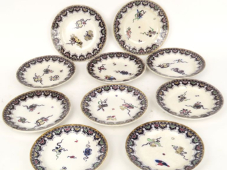 Vente aux enchères SARREGUEMINES. Partie de service de table en faïence fine à décor poly